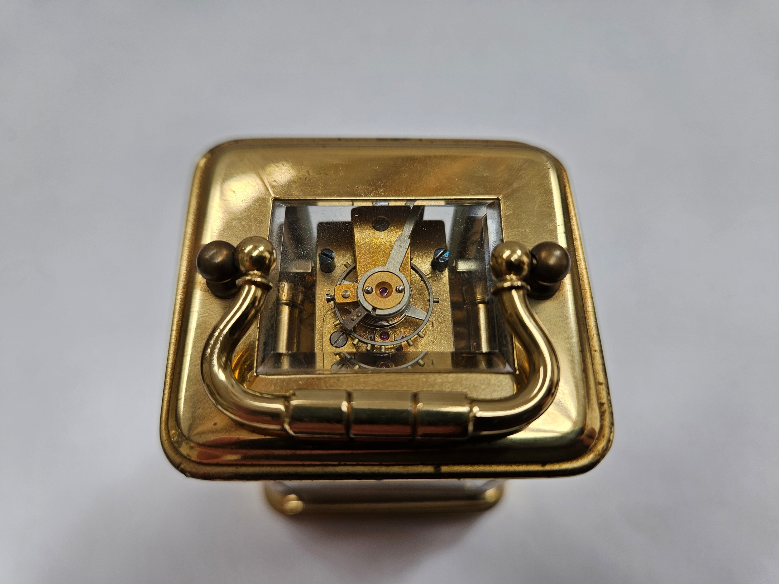 A miniature brass carriage clock with leather travel case, 8.1cm x 5cm x 4.2cm - Bild 2 aus 4