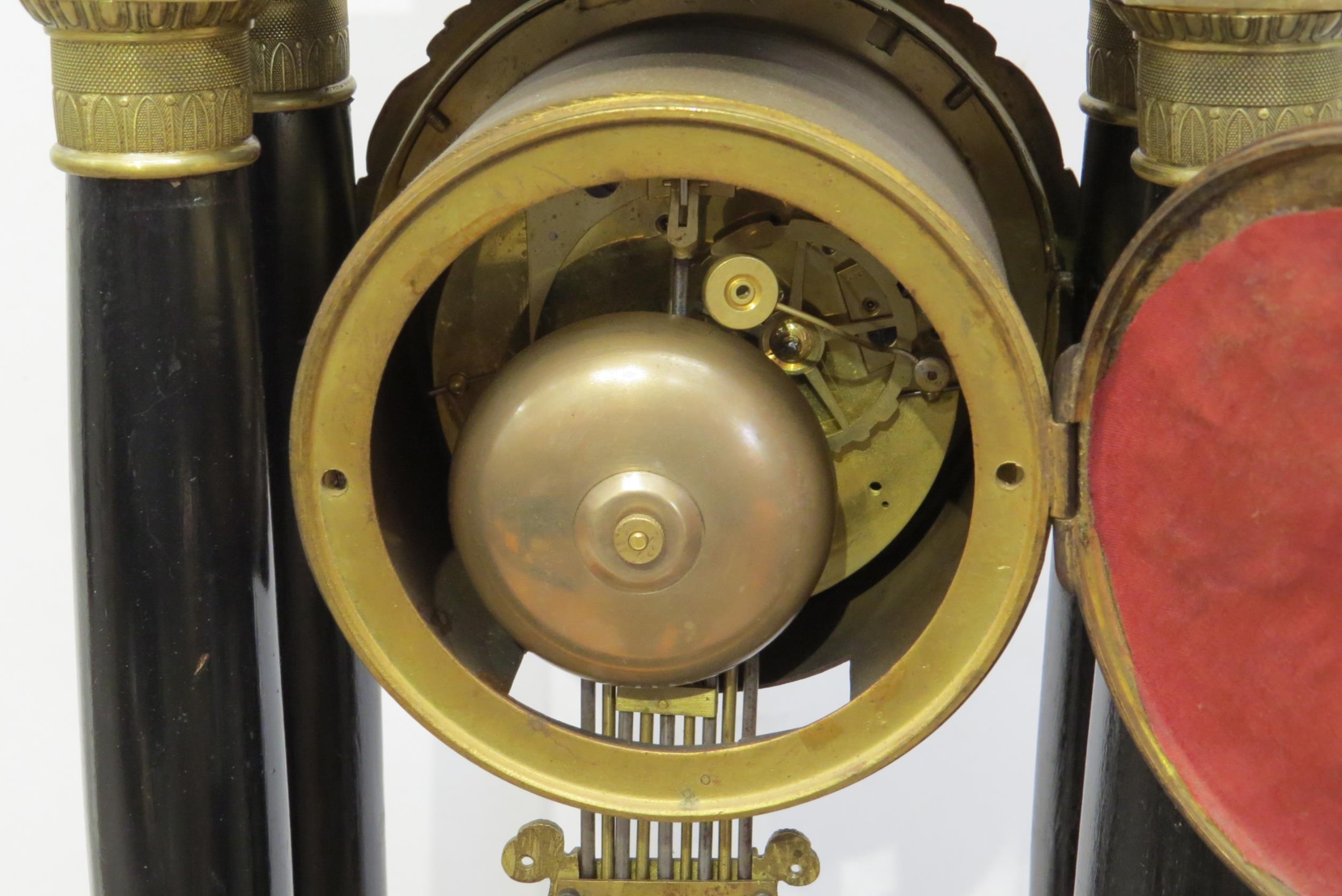 A late 19th Century Portico four pillar ebonised mantel clock with decoration bezel and pendulum. - Bild 2 aus 3