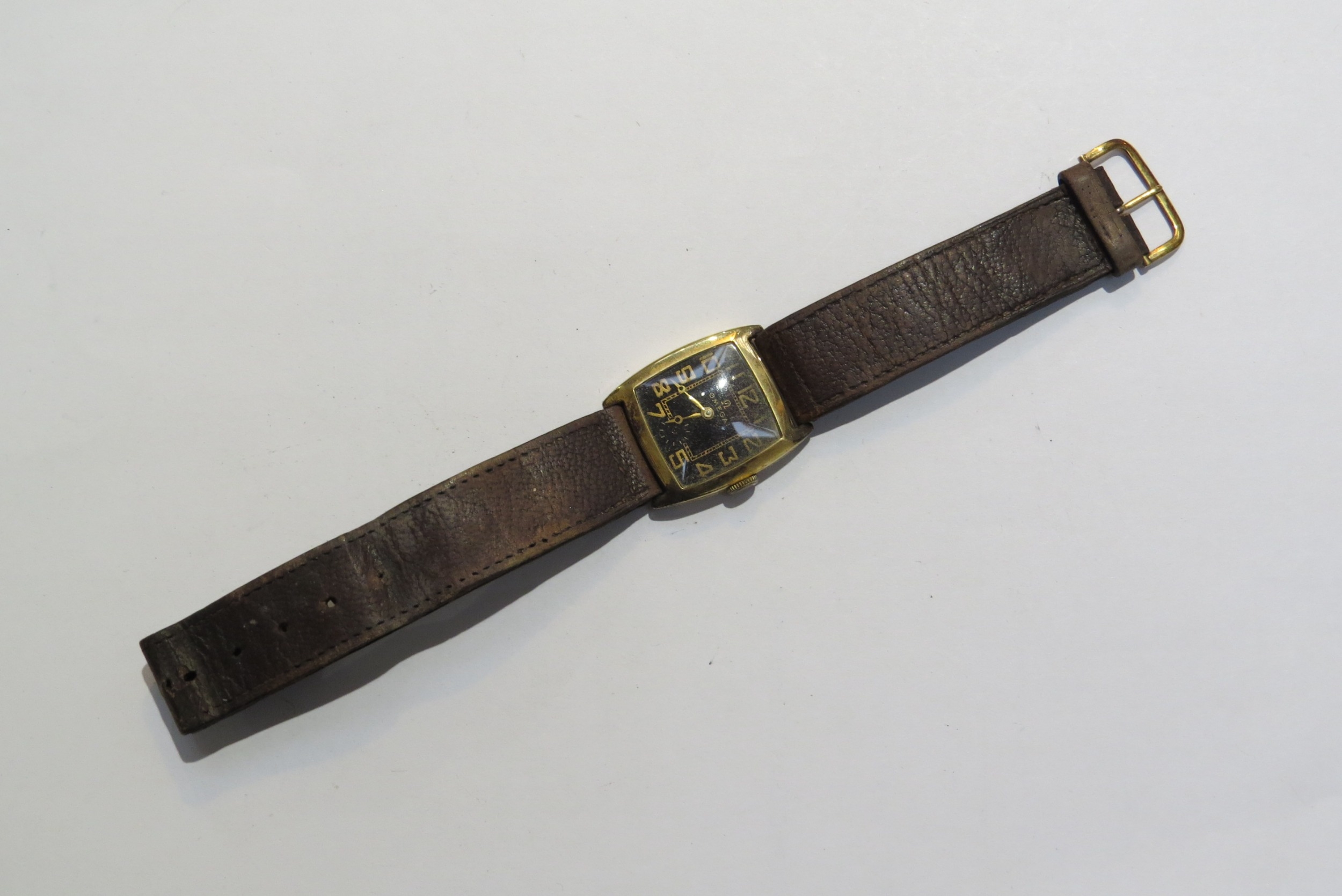 A vintage Omega 9ct gold cased manual wind wristwatch, second hand missing, strap may need replacing - Image 4 of 6