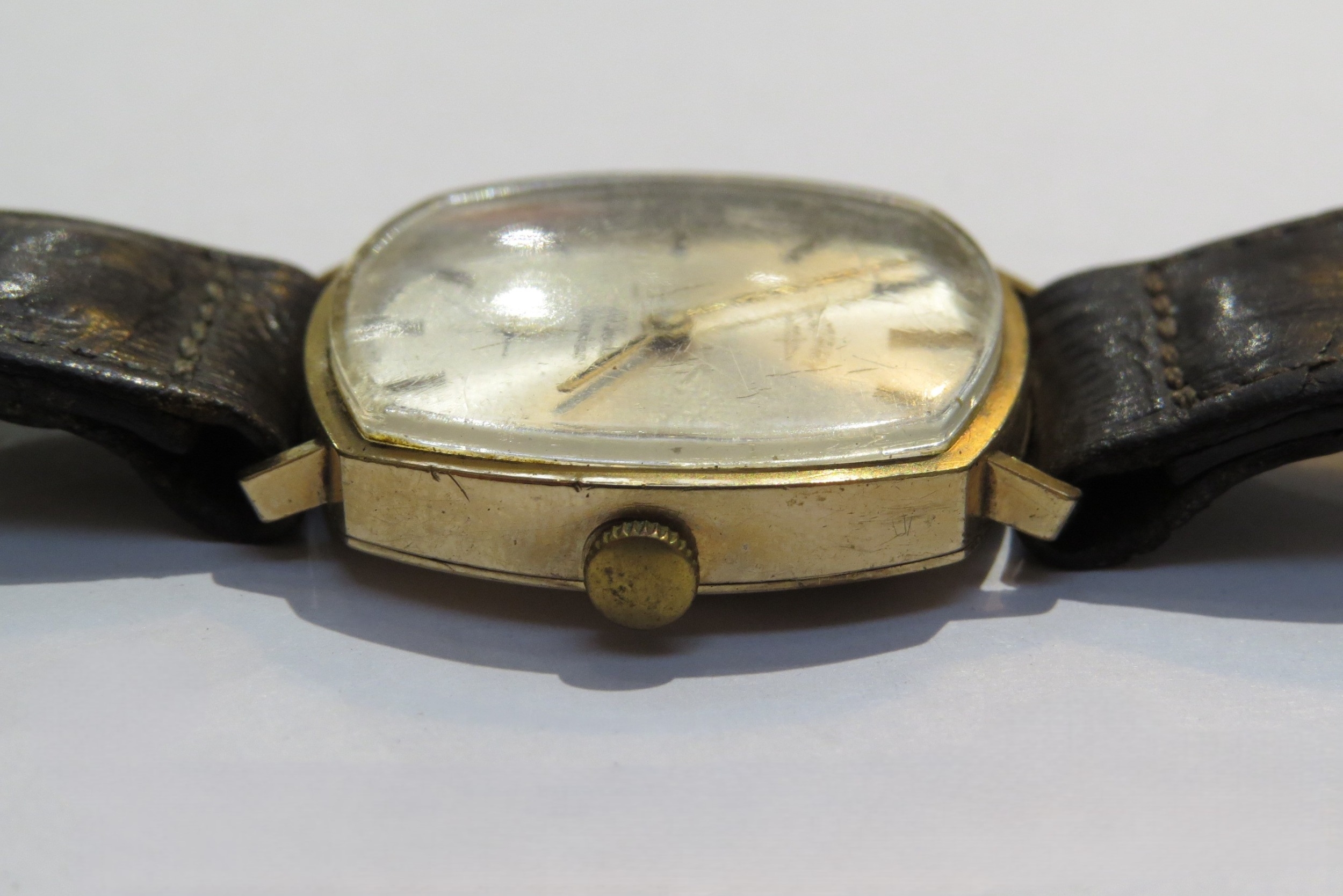 A 9ct gold Rotary 17 jewel Incabloc manual wind wristwatch with worn leather strap - Image 4 of 5