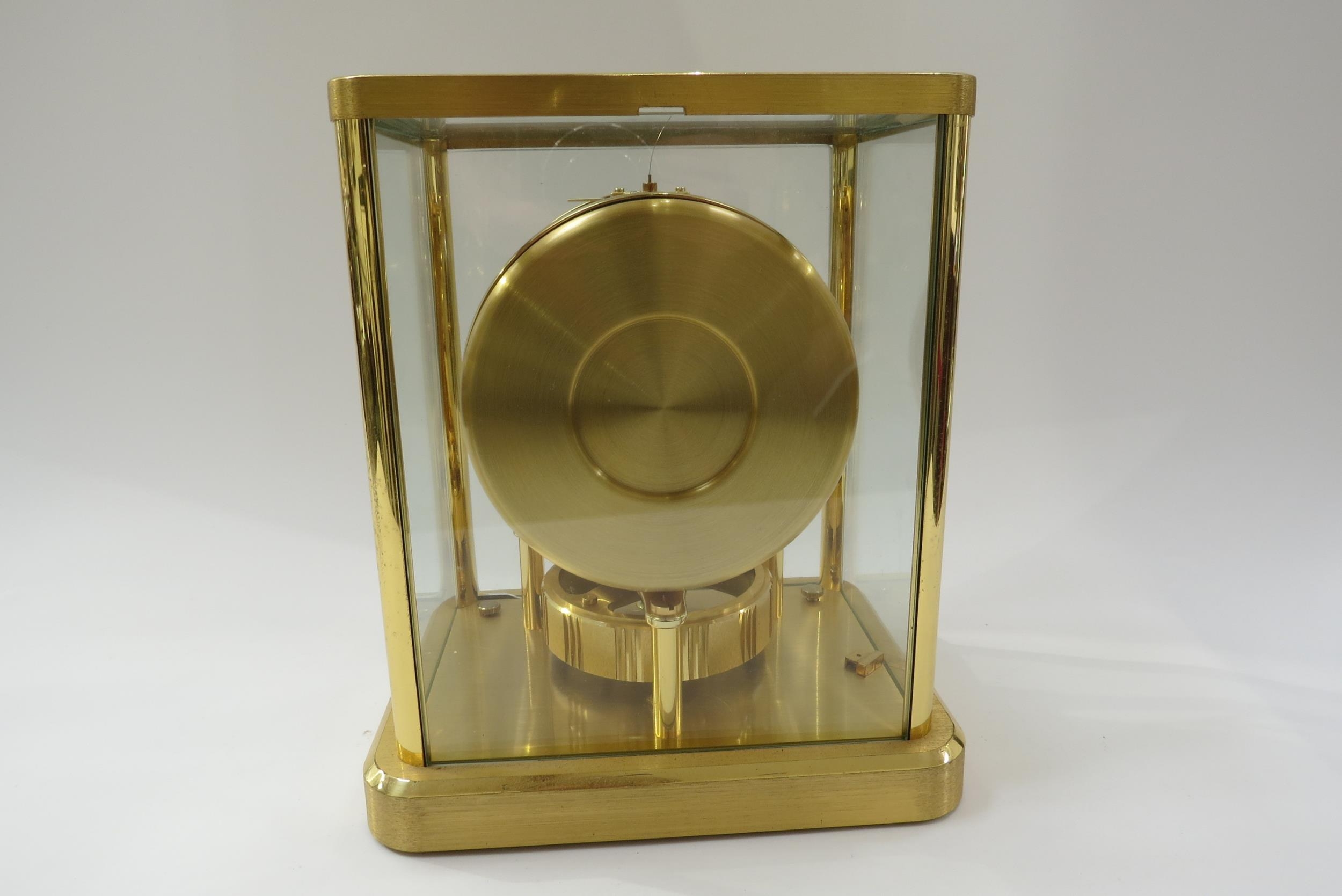 A Jaeger LoCoultre Atmos Clock no. 601102. Front glass panel is chipped, top case screws missing. - Bild 4 aus 4