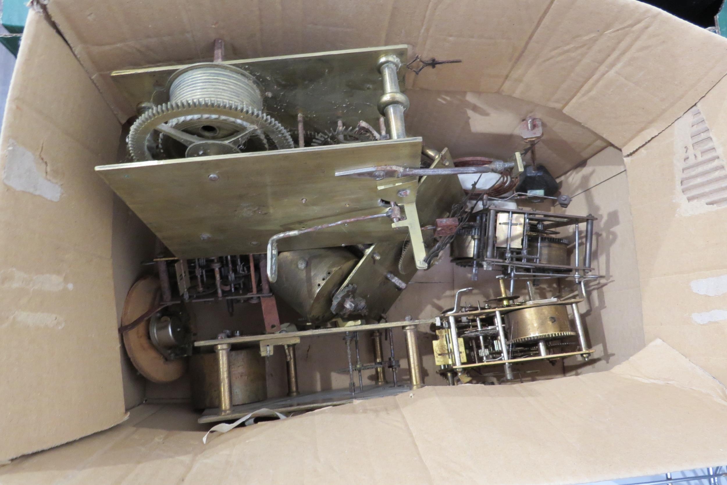 Four boxes of mixed clock parts incluyding cases, movements, wristwatches, etc. - Image 3 of 5