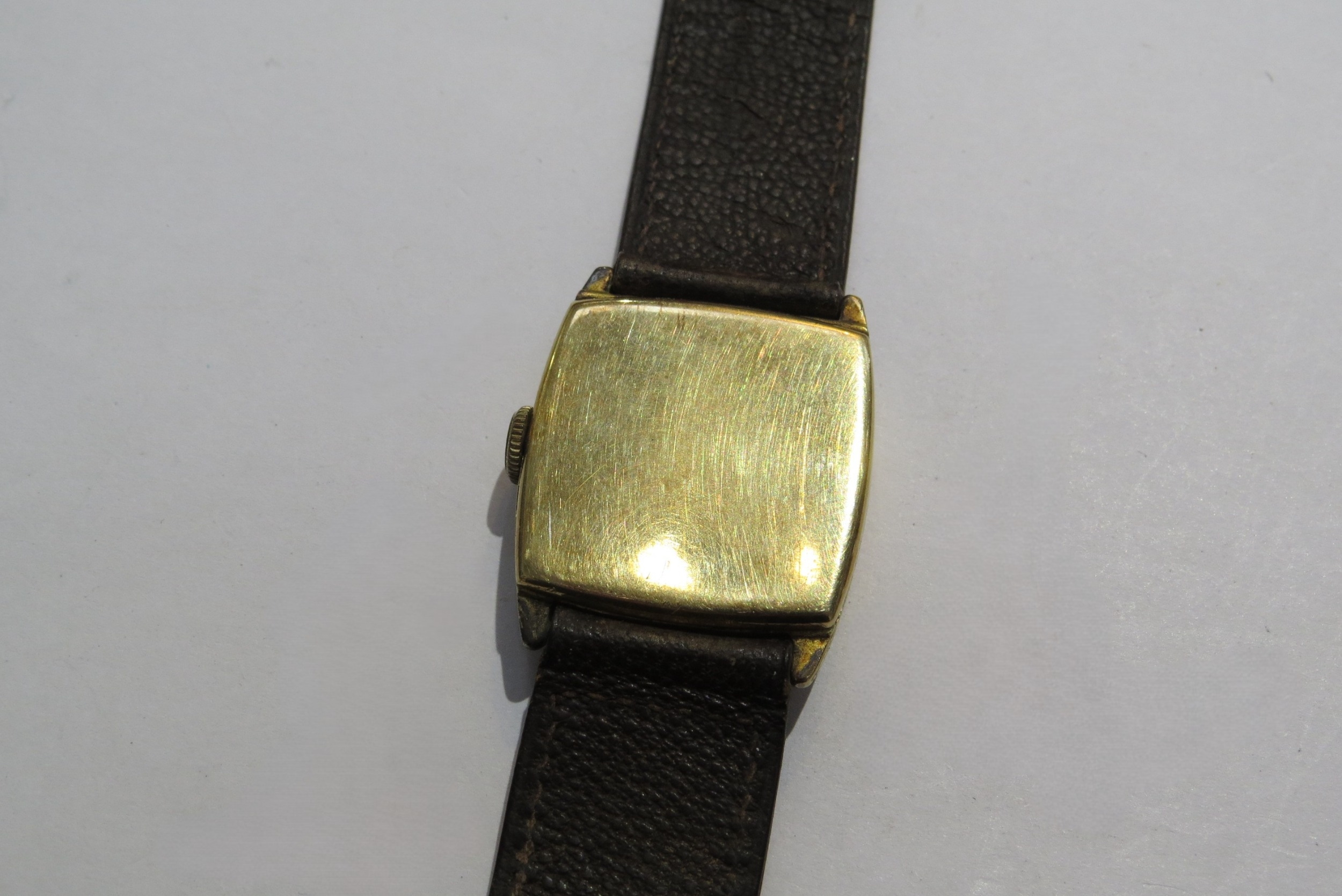 A vintage Omega 9ct gold cased manual wind wristwatch, second hand missing, strap may need replacing - Image 3 of 6