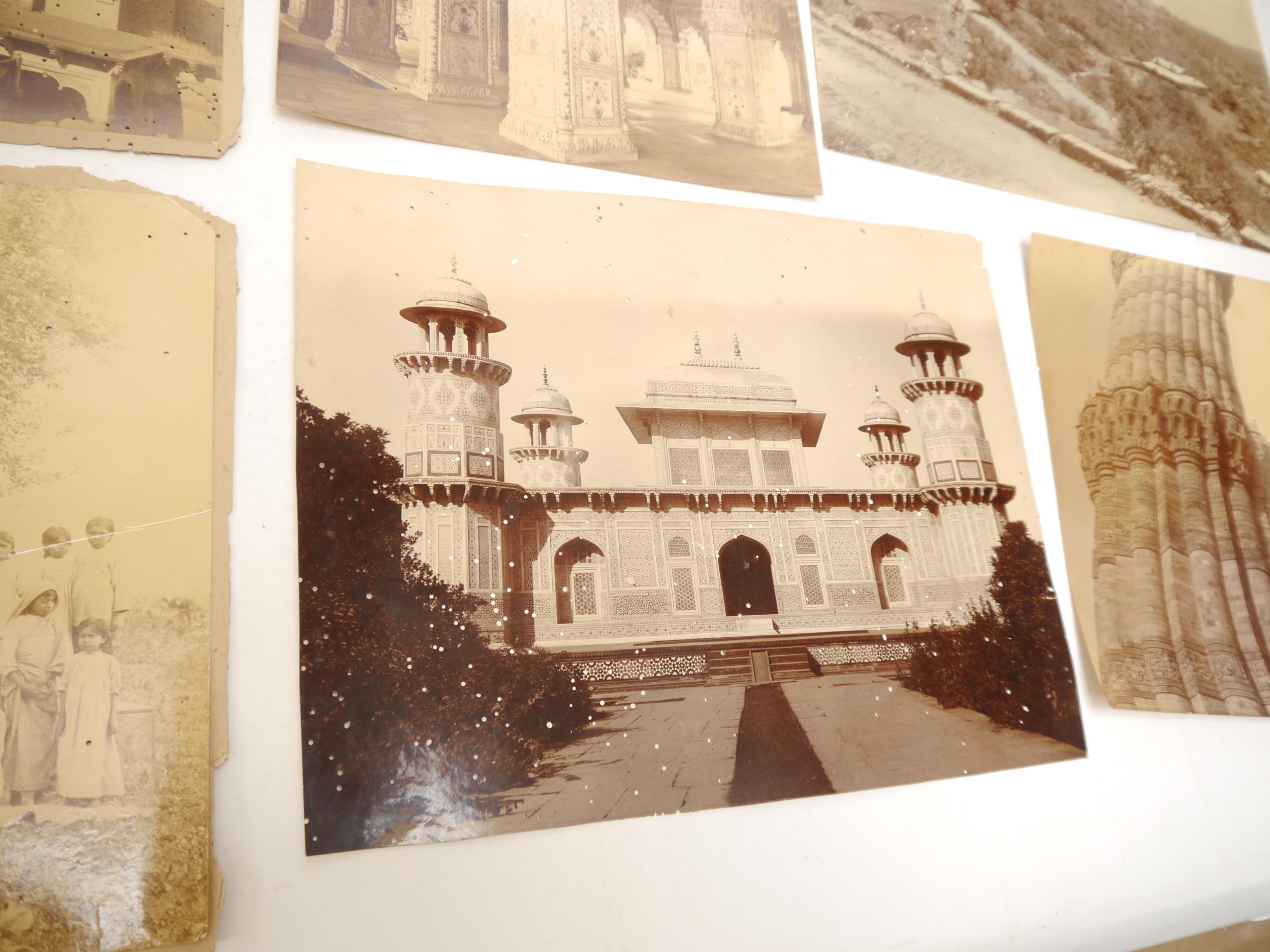 A collection of 15 albumen photographs of India, including Delhi, Simla, Kutab Minar at Dehli, Taj - Bild 2 aus 5