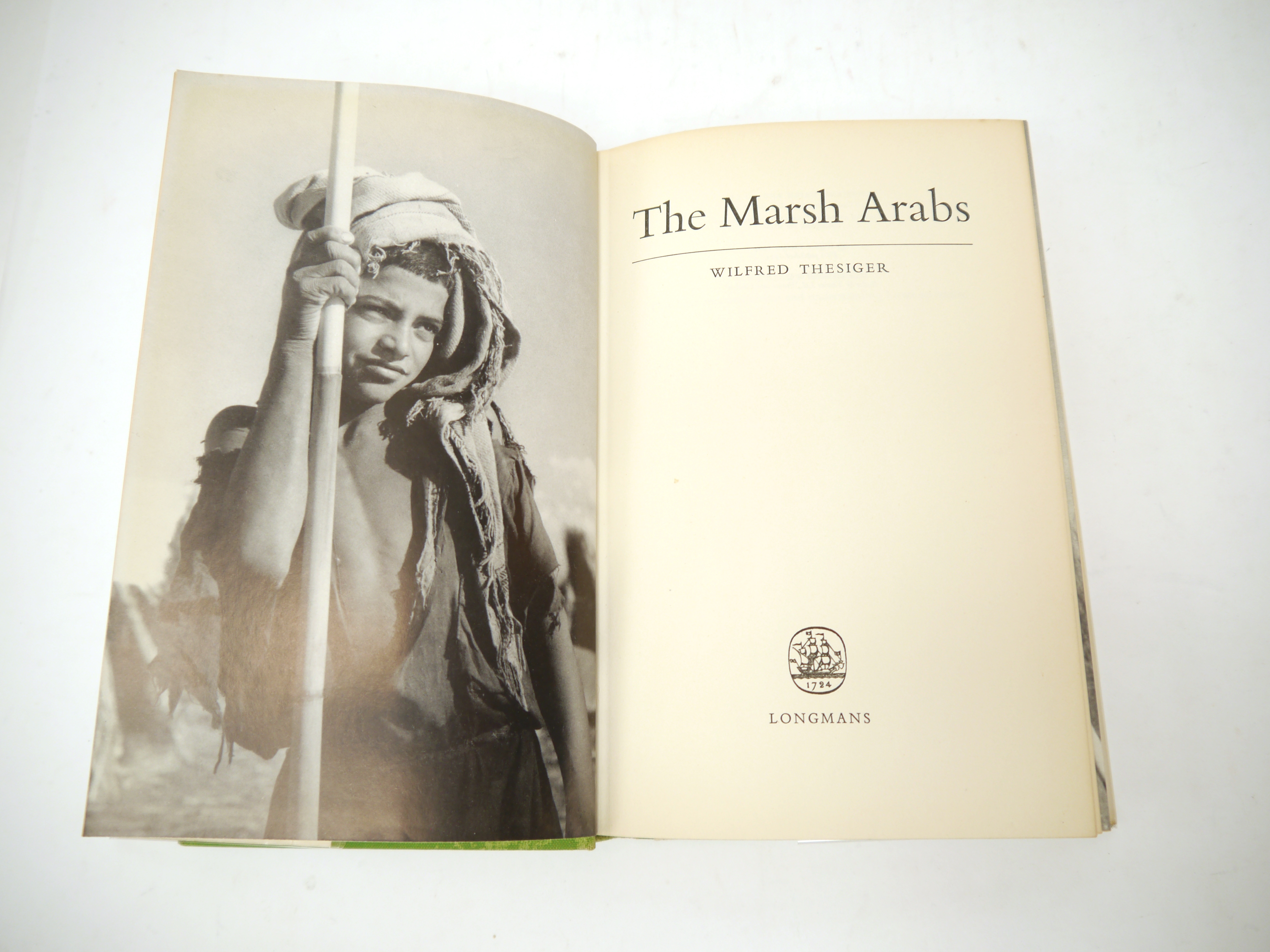 Wilfred Thesiger: 'The Marsh Arabs', London, Longmans, 1964, 1st edition, 3 maps + 110 b/w - Bild 2 aus 5