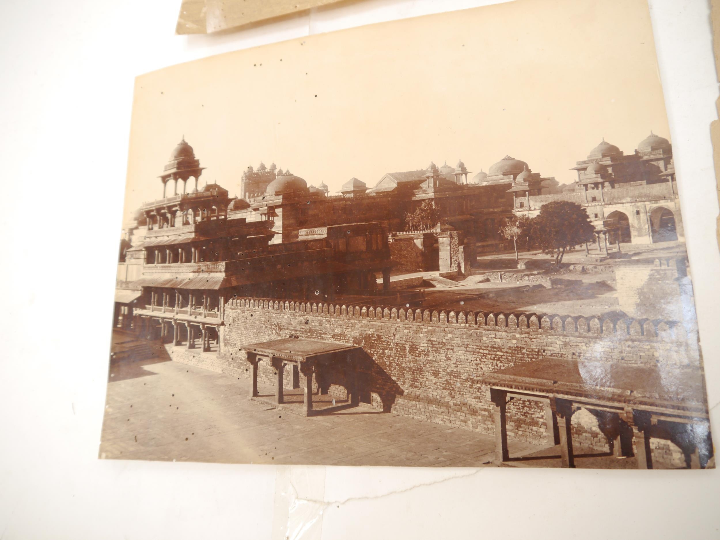 A collection of 15 albumen photographs of India, including Delhi, Simla, Kutab Minar at Dehli, Taj - Bild 3 aus 5