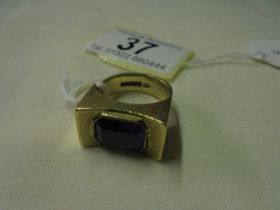 A heavy 9ct gold ring set blue stone, size O, 10.33 grams.