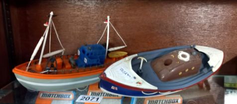 2 battery operated boats, RNLI lifeboat & a fishing trawler