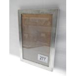 A silver photo frame, 20.5 x 14.5 cm.