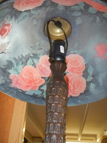 A good quality table lamp with rose decorated glass shade. COLLECT ONLY. - Image 3 of 3