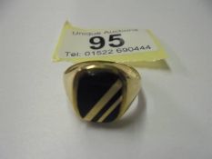 A gold gent's ring set Tigers eye, size S, 3.2 grams.