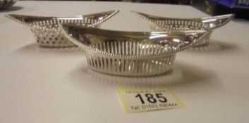 Three James Deakin Chester 1901 silver dishes, 40 grams (1.2 oz)