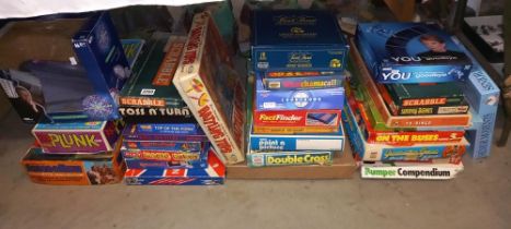 A large lot of vintage games etc. (completeness unknown) COLLECT ONLY