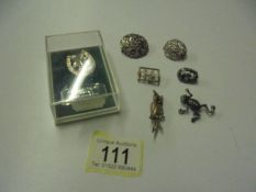 A mixed lot of brooches including silver.