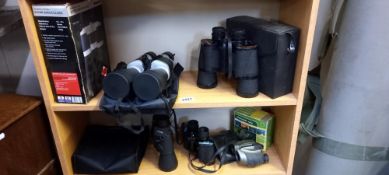A quantity of binoculars
