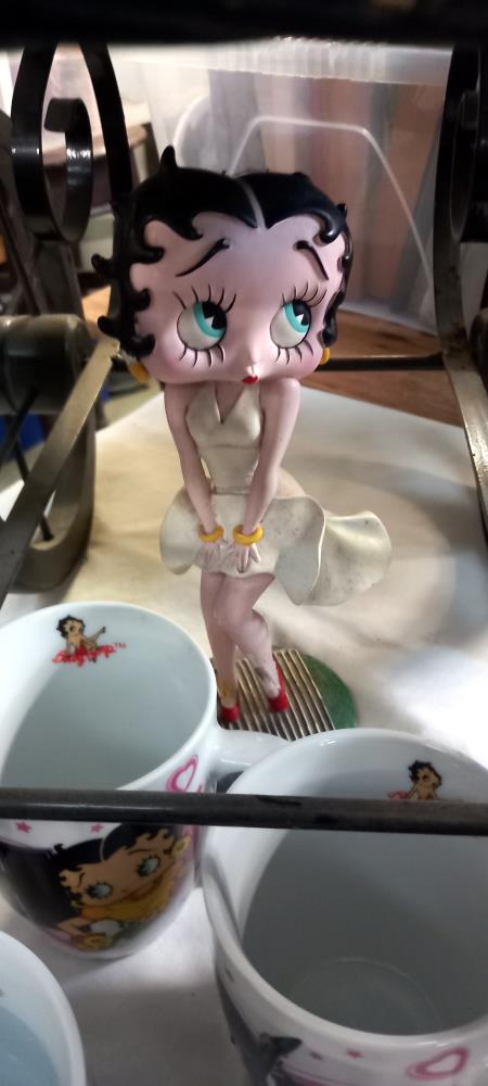 4 Betty Boop mugs and a figure of Betty Boop (figure is a/f) - Image 2 of 2