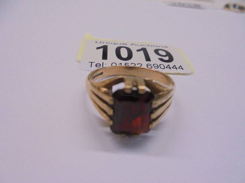 A 9ct gold gent's ring, size V, 6.12 grams.