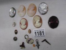 A mixed lot of unmounted cameos etc.,