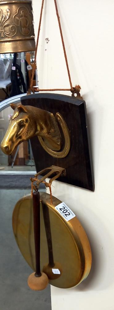 A brass horse head mounted gong - Image 2 of 2