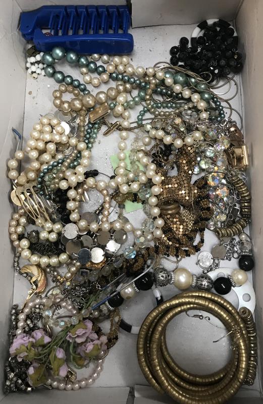 A box of mixed costume jewellery - Image 2 of 4