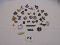 A mixed lot of vintage badges and brooches.
