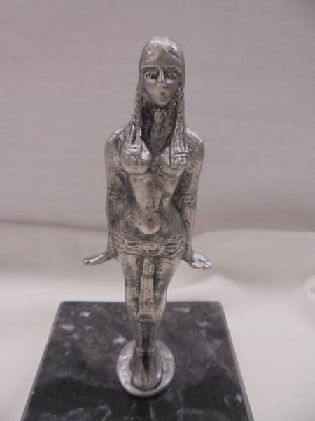 A white metal Art Deco style figure of an Egyptian, 12.5 cm tall. - Image 2 of 2
