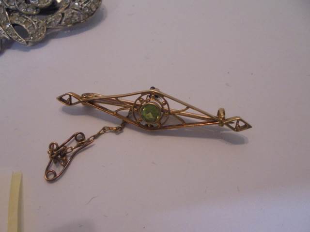 A vintage silver brooch designed as masted sailing ships together with a 9ct gold peridot brooch - Image 4 of 4