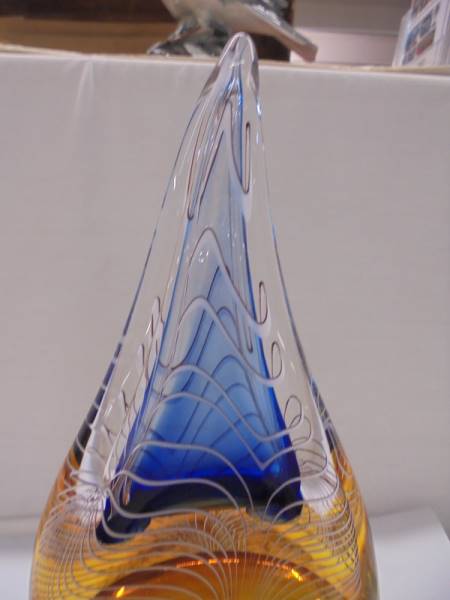 An art glass tear drop by Adam Jablowski, height 26.5 cm. - Image 2 of 4