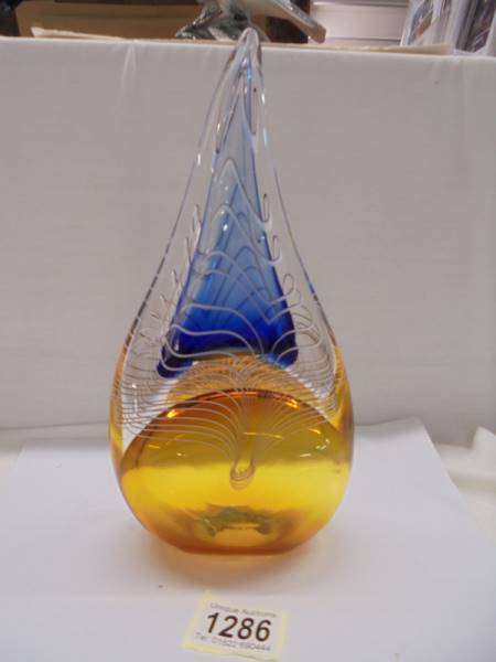 An art glass tear drop by Adam Jablowski, height 26.5 cm.