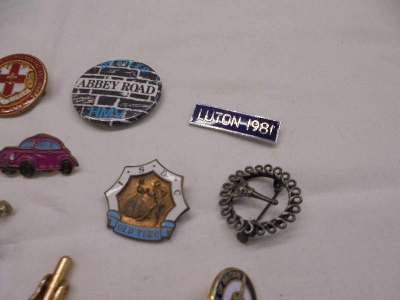 A tin of pin badges including 1920 Lincoln mechanical engineers, Beatles Abbey Road etc., - Image 4 of 4