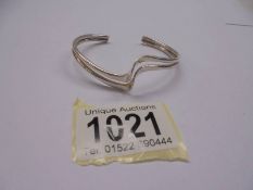 A vintage silver twist bracelet (925) 15 grams.