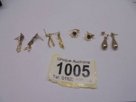 A quantity of 9ct gold earrings (four pairs), 3.06 grams.