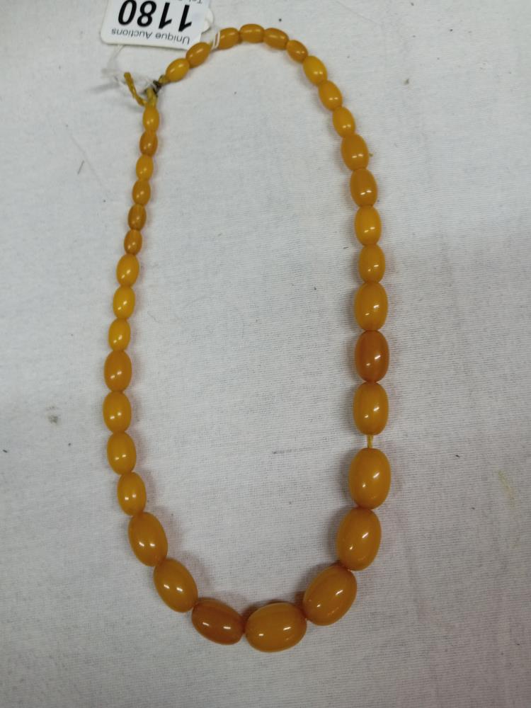 An amber coloured bead necklace. - Image 4 of 6