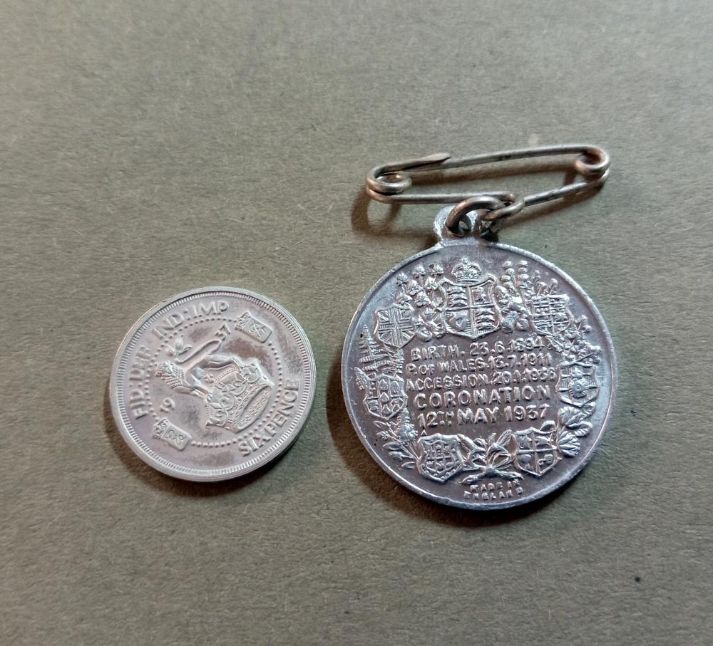 A mixed lot of old coins including silver. - Image 5 of 5