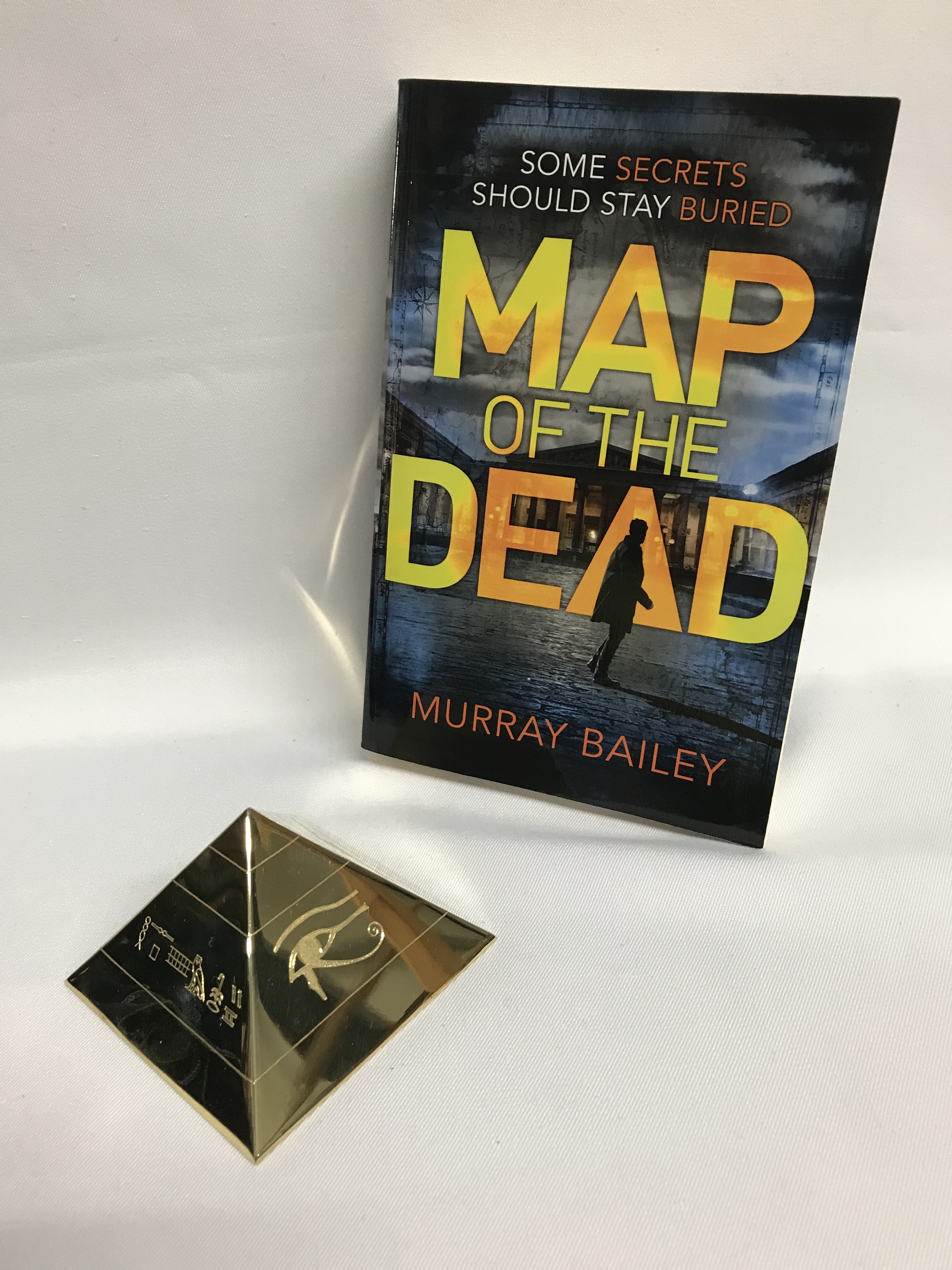 An 18ct gold Pyramid which was awarded as prize for book Map of the Dead by Murray Bailey. - Image 4 of 9