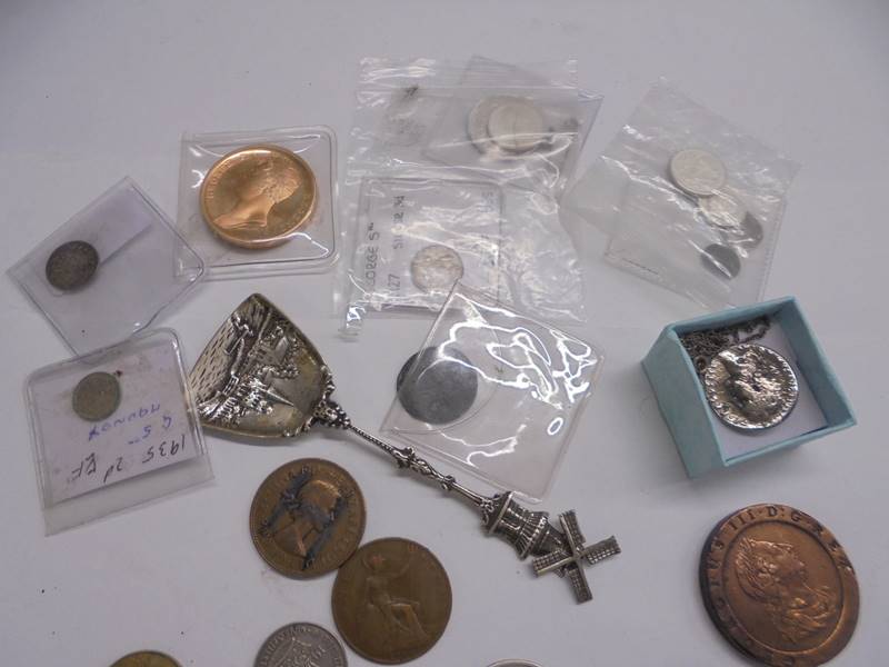 A mixed lot of old coins including silver. - Image 2 of 5