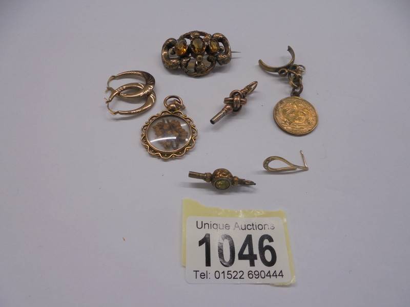 A mixed lot of yellow metal jewellery.