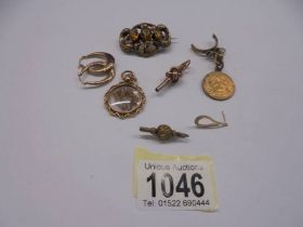 A mixed lot of yellow metal jewellery.