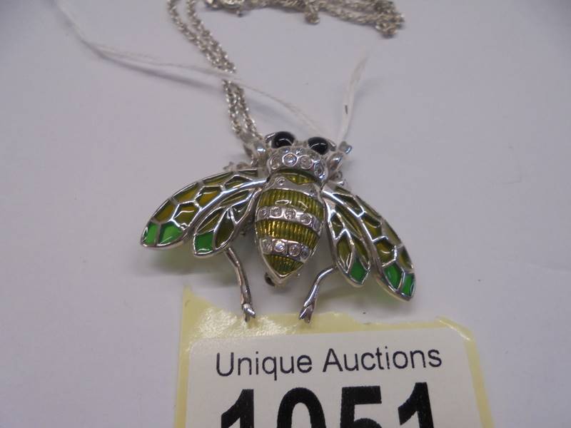 A superb quality white metal bee brooch/pendant with articulated wings on a silver chain (925). - Image 3 of 3