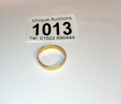 An 18ct gold wedding ring, size M, 1.9 grams.