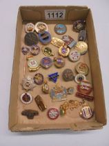 A mixed lot of assorted badges.