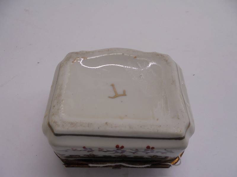 An early 19th century hand painted pill box, 7.5 x 6.5 cm. - Image 3 of 3