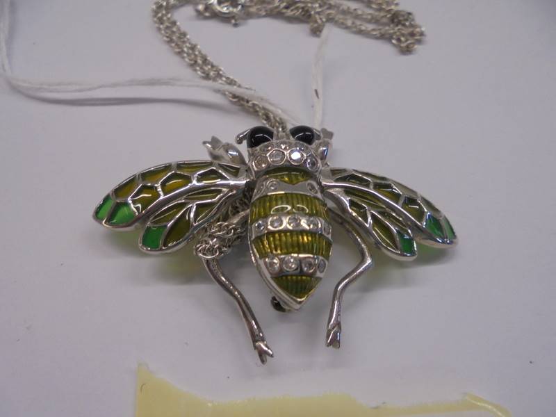 A superb quality white metal bee brooch/pendant with articulated wings on a silver chain (925). - Image 2 of 3