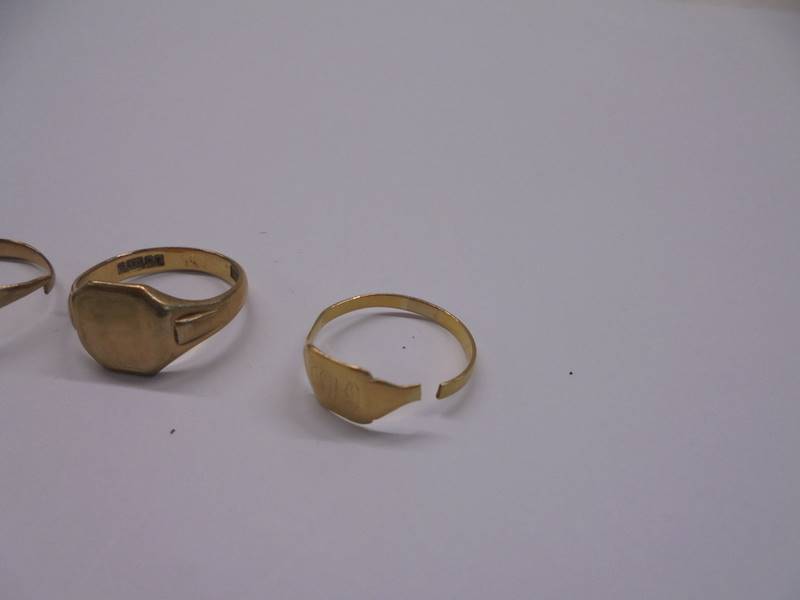 Four a/f 9ct gold rings, 9.5 grams. - Image 2 of 3