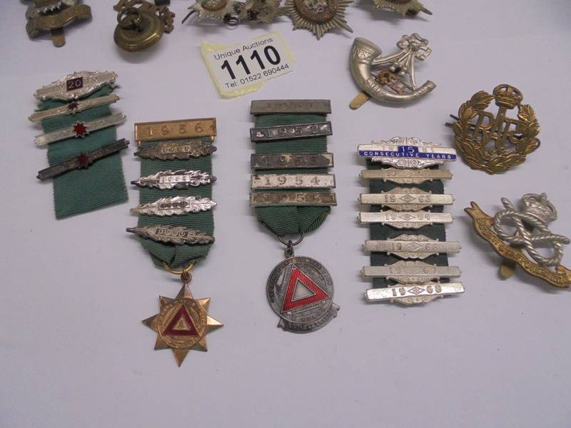A mixed lot of military medal bars, badges and buttons. - Image 4 of 4