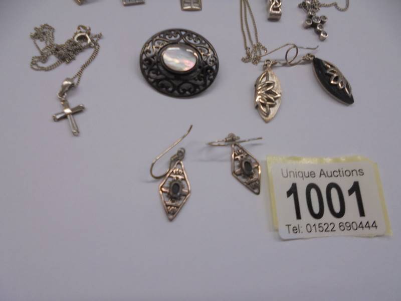 A mixed lot of silver jewellery including pendants, earrings, bracelet etc., approximately 66 grams. - Image 2 of 4