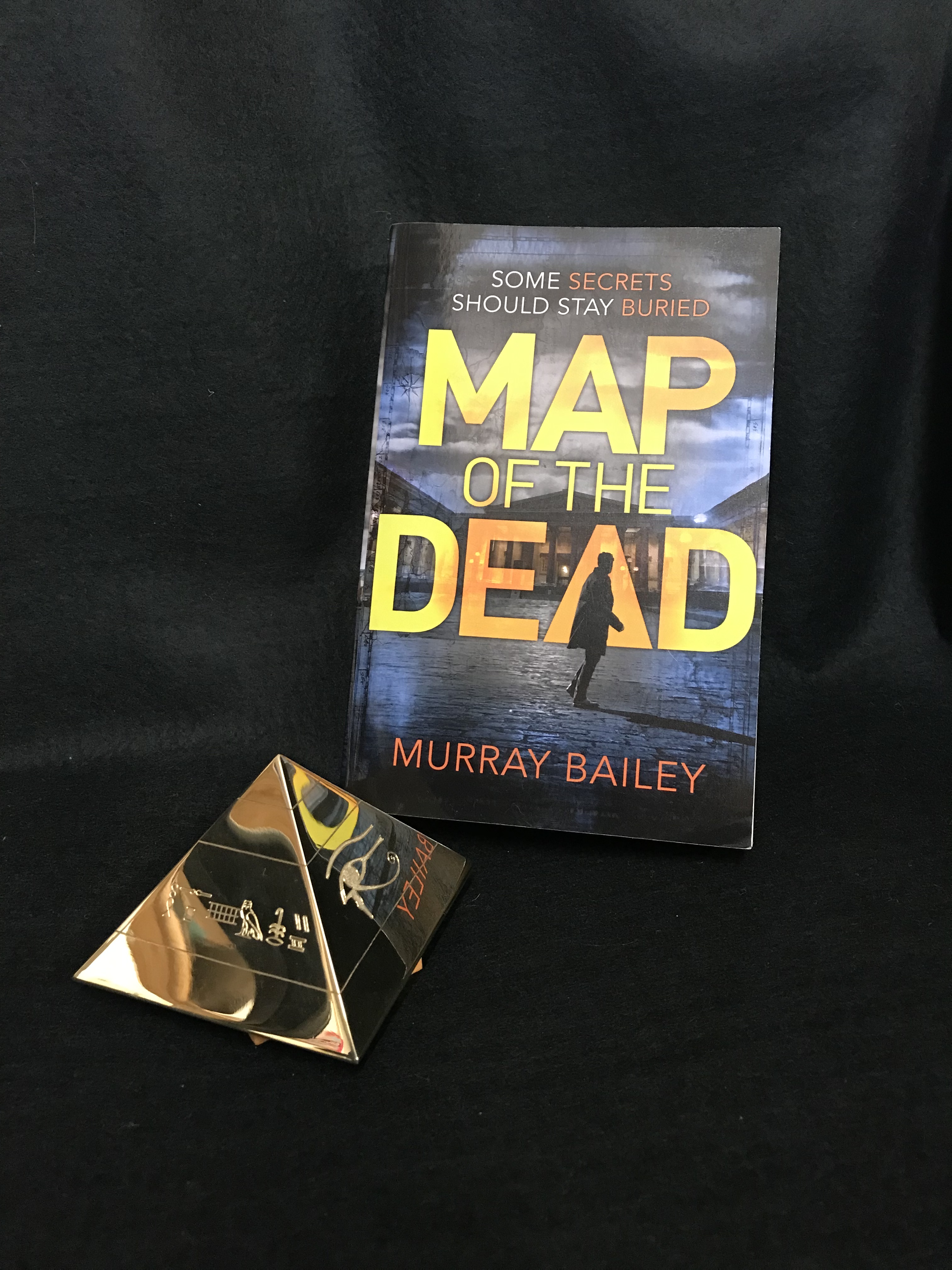 An 18ct gold Pyramid which was awarded as prize for book Map of the Dead by Murray Bailey. - Image 7 of 9