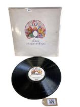 Queen, Night at The Opera. A3/B3. Vinyl V Good light marks. Cover used. Pro cleaned.