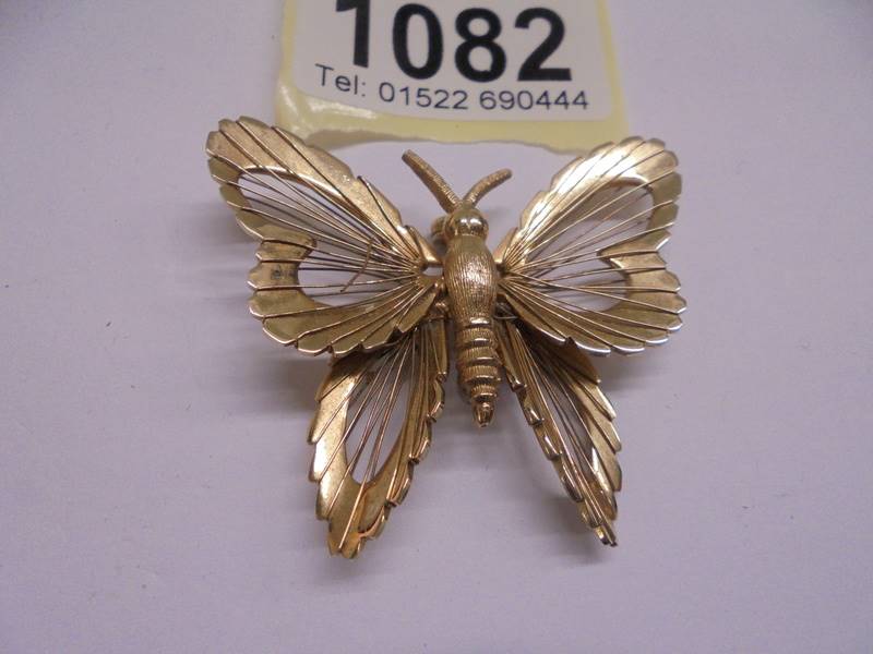 A Monet butterfly brooch in yellow metal. - Image 2 of 3