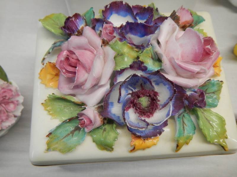 A collection of floral items including trinket boxes. - Image 2 of 3